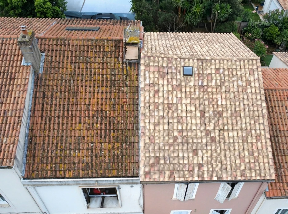 Vue aérienne de deux toitures en tuiles canal côte à côte