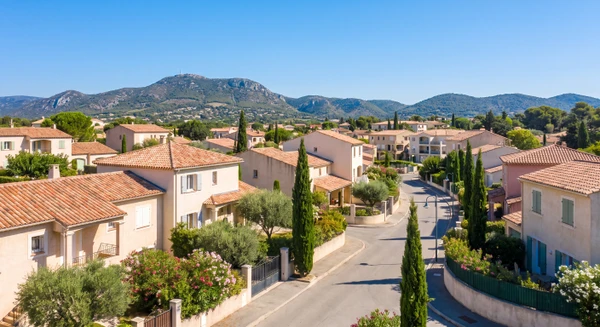 Vue panoramique ou caractéristique de La Garde dans le Var montrant un bâtiment résidentiel typique de la région avec sa toiture méditerranéenne, idéalement photographié en plein jour avec ciel dégagé. L'image doit permettre d'identifier visuellement la localité tout en restant cohérente avec l'univers visuel d'une entreprise de rénovation de l'habitat (bâtiments résidentiels, architecture locale).