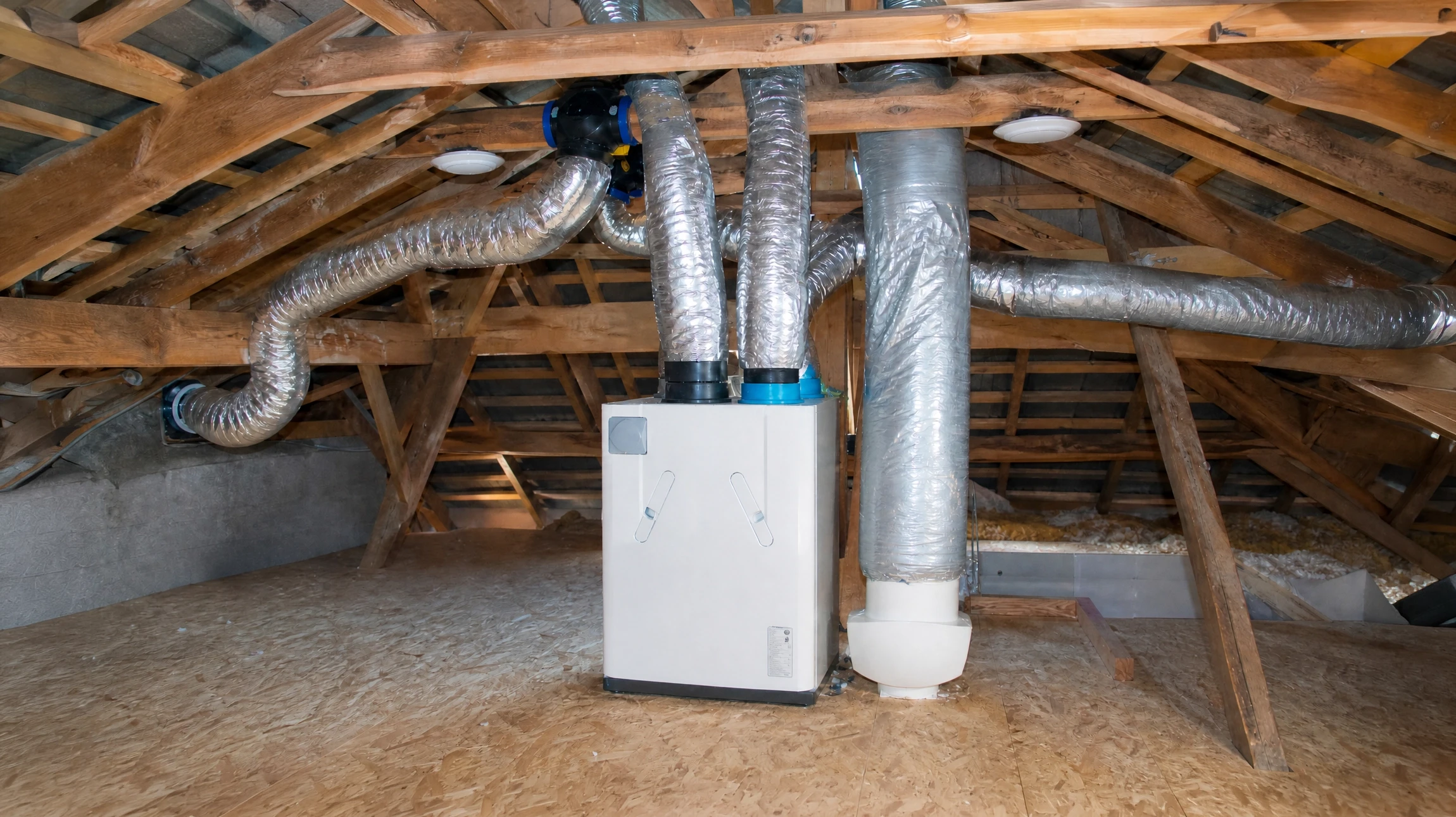 Le travailleur installe une grille de ventilation sur le mur
