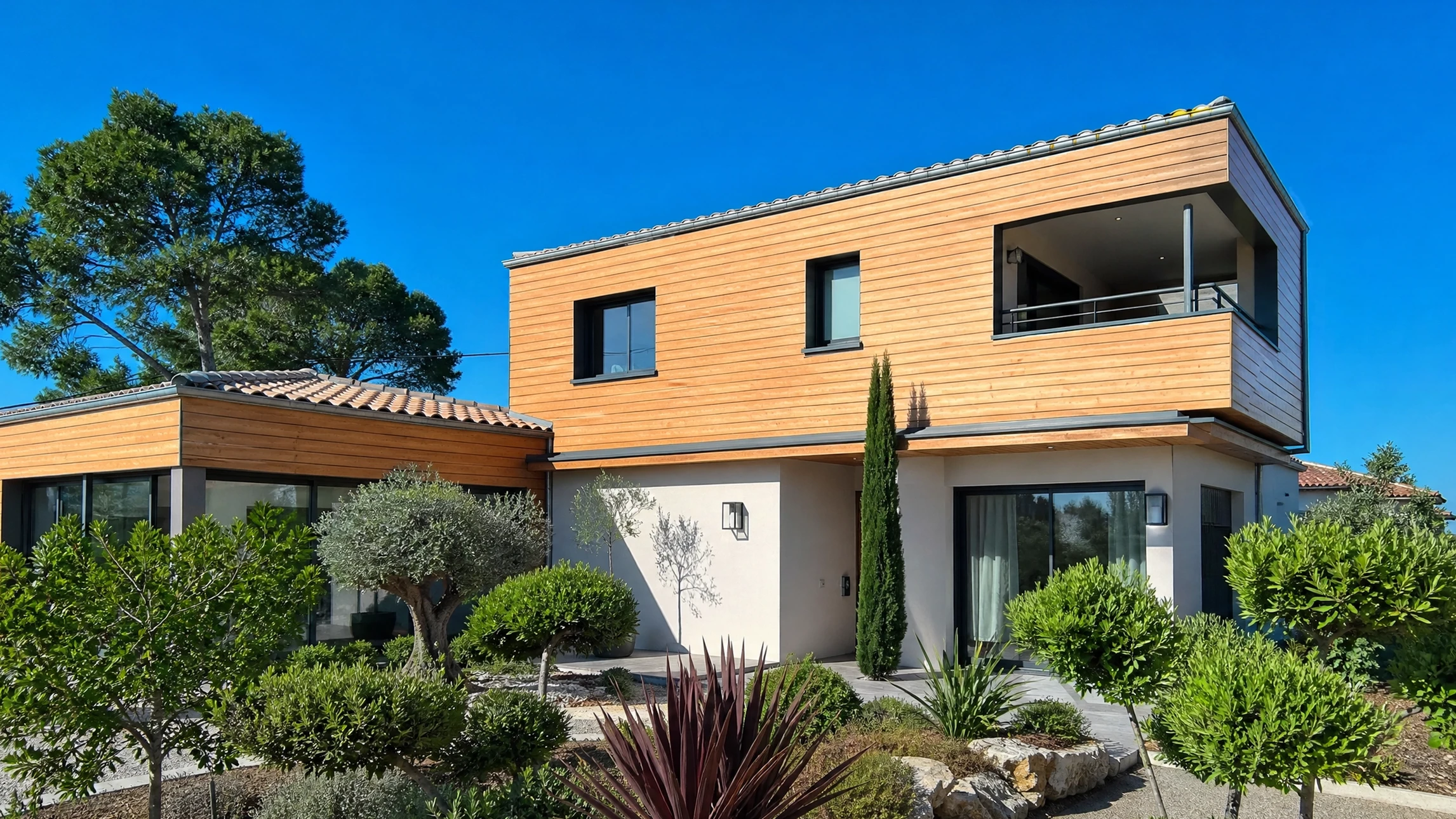 Façade extérieure d'une maison résidentielle moderne avec bardage horizontal bleu foncé et garnitures blanches