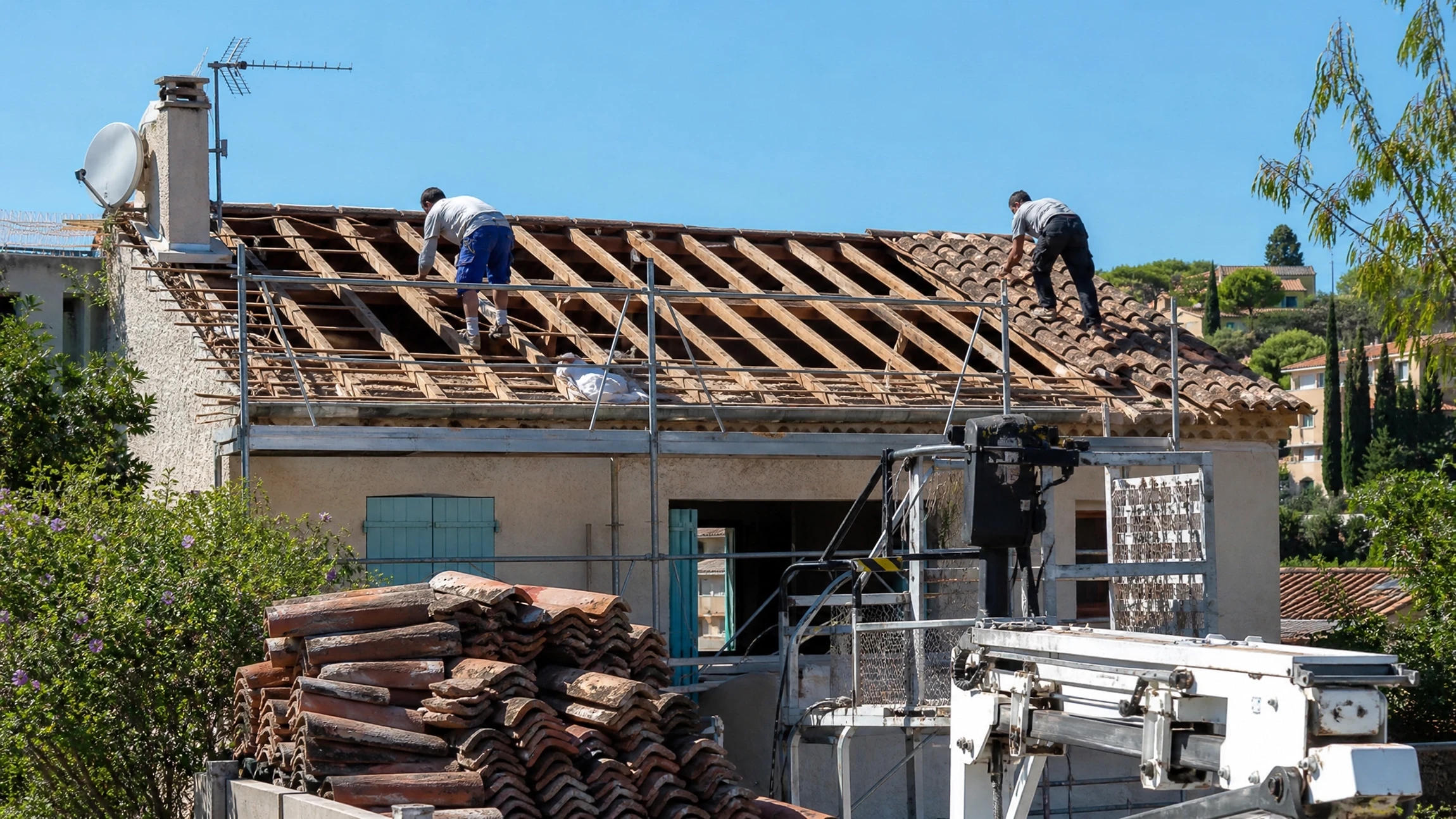 Chantier de couverture en extérieur avec ouvriers installant une charpente sur toiture