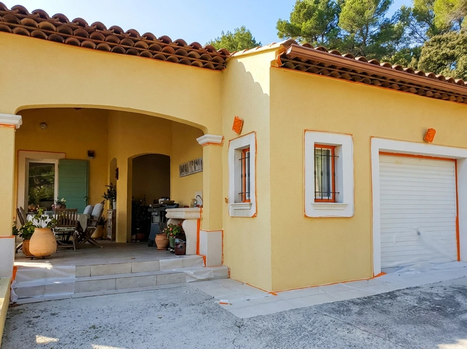 Toiture en cours de rénovation, vue extérieure en plongée